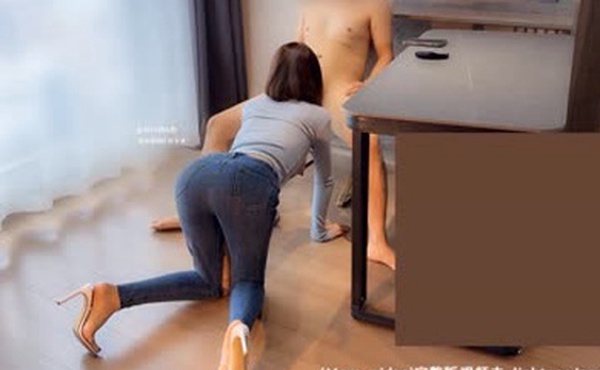 大战性感人妻，绝美肥臀牛仔裤被狠狠的狂操，精液全部射进了骚逼里面！中国国产