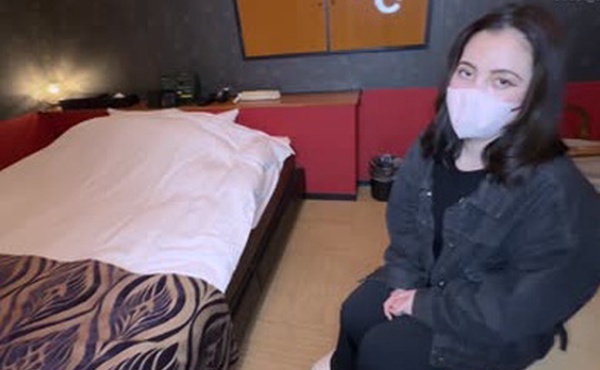 美丽的已婚妇女，喷出大量 2 米高的水。