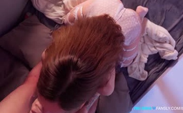 淫荡的夏娃享受一根粗大的鸡巴插入她紧致的阴户