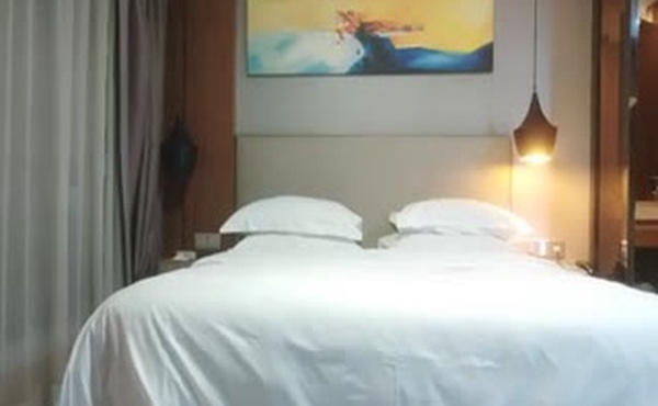 一代炮王疯狂的做爱机器山鸡岁月2000块钱打动了少妇大长腿高跟来开房自己满足了又赚钱..