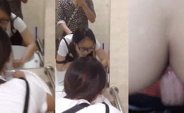 旅游景区公厕自拍大学生背包客情侣突然性起在旅游景区的公厕里对着镜子啪啪自拍眼镜妹好骚啊下面好多白浆