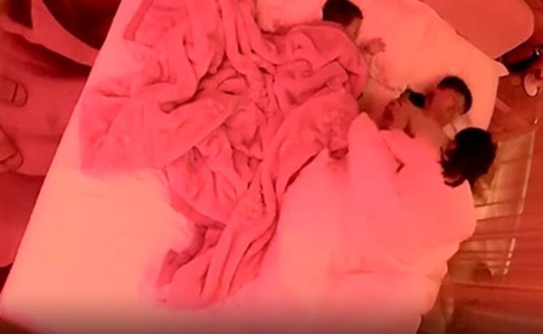 针孔摄像头骚妇带着两个哺乳期的小孩和年轻小哥开房偷情