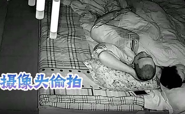 摄像头偷拍五金店夫妻做爱把熟睡的媳妇搞醒了像俄狼一样趴在老公上面摆动