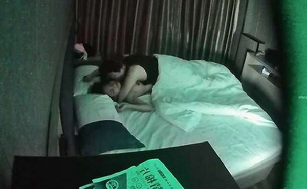 情侣开房男的做累了女的意犹未尽偷偷自慰