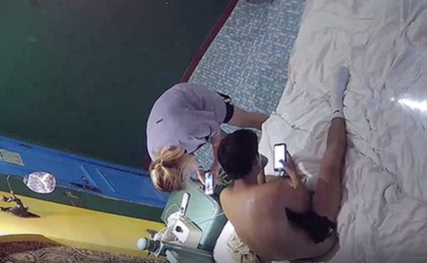 酒店偷拍刚运动完的年轻情侣抓紧时间干一炮貌似赶着和朋友一块去吃饭