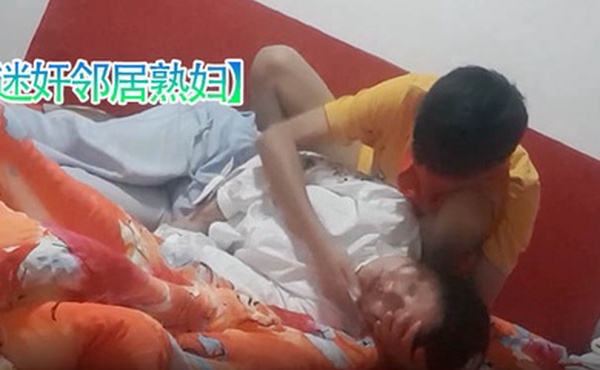 迷奸邻居熟妇超真实恋母小伙下药迷玩邻居熟妇足交鸡巴插嘴最后射了一脸精液