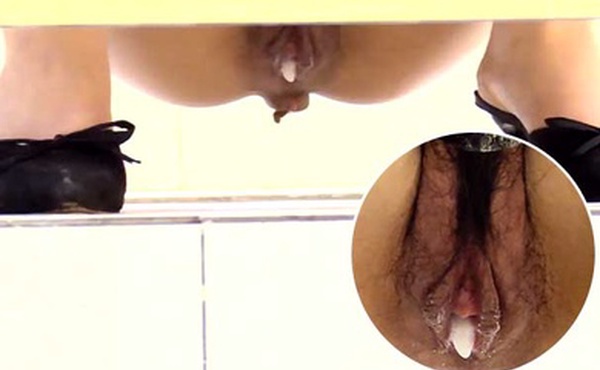 商场厕拍全程跟拍高颜值美女如厕嘘嘘_各种漂亮小浪穴尽收眼底_超近距离欣赏