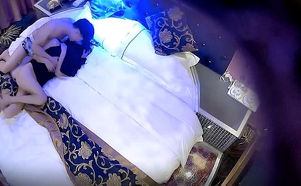 酒店偷拍情趣酒店偷拍高质量情侣打炮面容姣好的美少妇情趣房的灯光增进乐趣妹子很主动骑在身上大幅度动作干完一炮还不满足