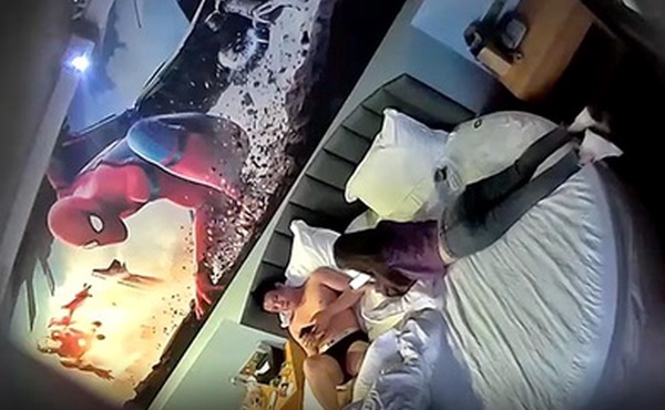 酒店偷拍蜘蛛侠主题酒店几乎每天都有年轻人约炮的正点镜头偸拍男女啪啪啪有个妹子又漂亮又有气质被男的掰开腿研究