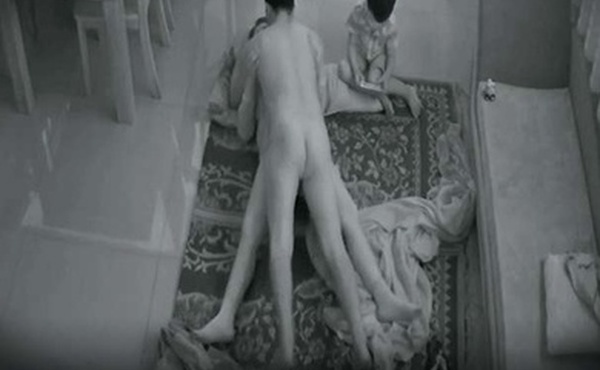 监控偷拍家庭两口子啪啪吵醒儿子让其玩手机继续干