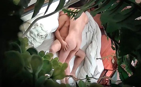 酒店偷窥主题酒店绿叶房偷拍大叔吃宵夜灌醉嫩妹子开房各种玩弄草逼