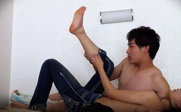 情侣自拍90后情侣爱爱就是要自拍