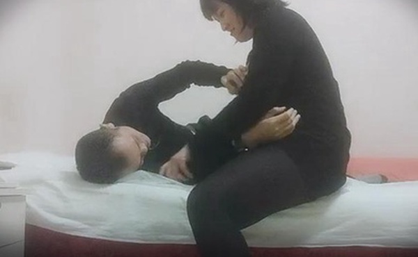 光头强探花红灯区找骚女技师按摩一番掏出奶子吸吮肉感身材大奶子主动骑乘爆操两个奶子操的直晃动