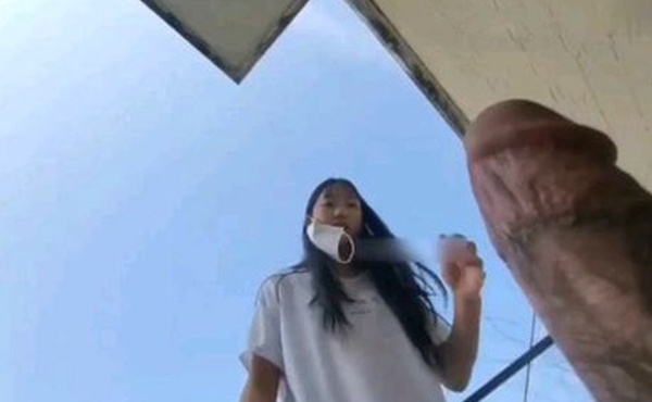 轰动全网的韩国老师掏出鸡巴让高中学生口交