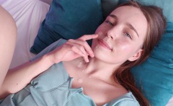 操了一个穿着裙子的女孩并射在她脸上