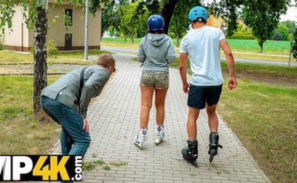 阴部让淫荡的男人付钱才能插入它