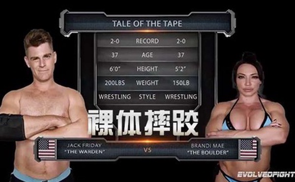 裸体摔跤肌肉女竟敌不过弱鸡男