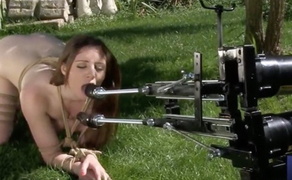 用性爱机不停的对着呈现美丽的束缚女孩骚逼抽插