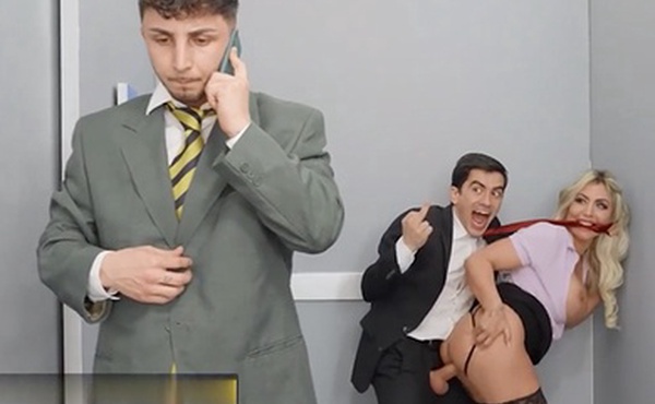 电梯坏了丰满的女上司在电梯里主动求操口交女上位骑着需要两根鸡巴直到它修好