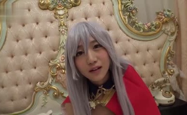 小爱用玩具玩得很开心但她忍不住了和她玩起了cosplay性爱