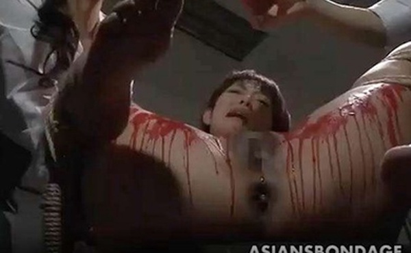 亚洲贝贝被调教私处滴蜡覆盖