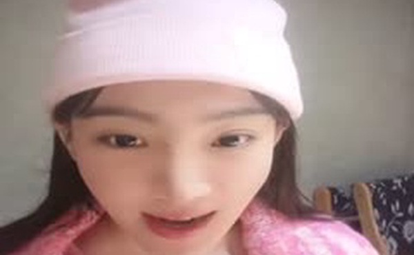 劲爆第二弹主持人马卉在直播间卖骚故意露点现在二流主持人三线演员也内卷么可能是趁着自己还年轻抓紧抓住流量密码出卖身体换取流量和金钱拜金的社会..