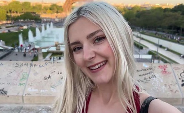 罗浮宫前吃法鸡