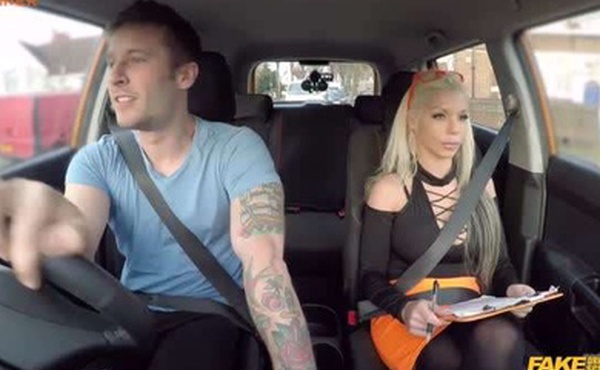 芭比之罪-芭比无法抗拒纹身男人的魅力