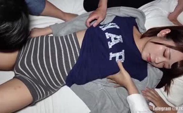 在酒店里的餐食下药美女们睡着后就是我们动手的时机