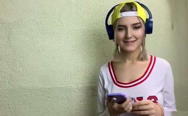 一边吃棒棒糖一边吃爸爸的鸡吧