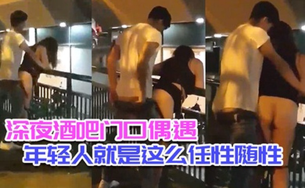 深夜酒吧门口偶遇_年轻人就是这么任性随性_不管人流车流_男女都是模特身材