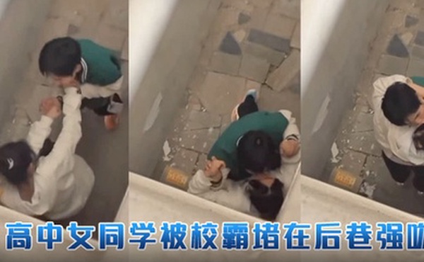 高中女同学被校霸堵在后巷强吻