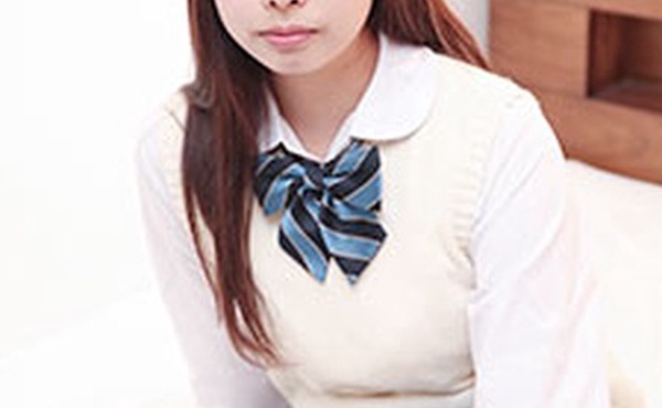 一名身着制服的女孩成为目标 卡诺埃里卡