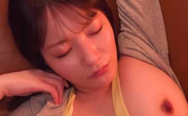 SSIS-983上夜班後姊姊總是在睡覺縫隙很大乳房毫無防備地生長已經到了忍耐的極限最糟糕的我鷲尾芽衣隨心所欲地舔揉