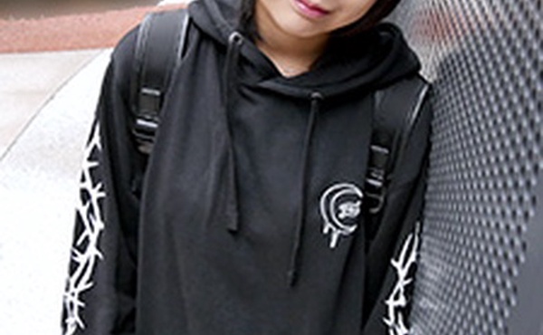 我有一个业余的短发女孩，她喜欢性。樱野响