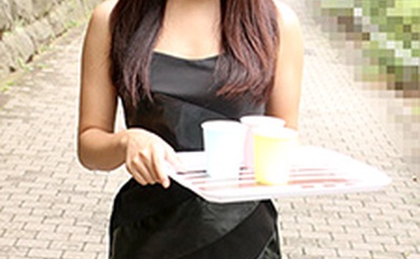 当一名啤酒竞选女孩喝醉时，她的淫荡本性就暴露了。城山佳苗