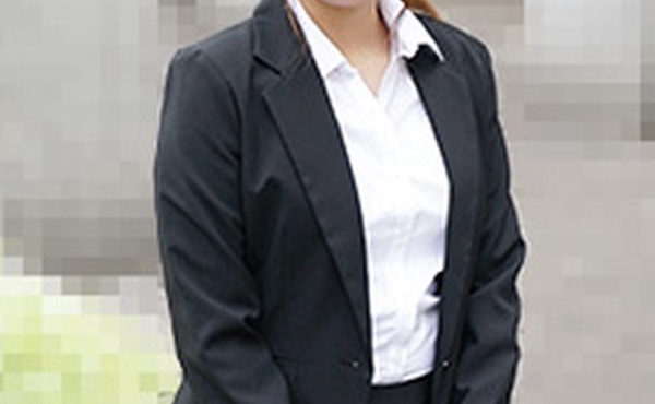 严肃整洁的求职生不轻易出风头的中出面试 山田萌