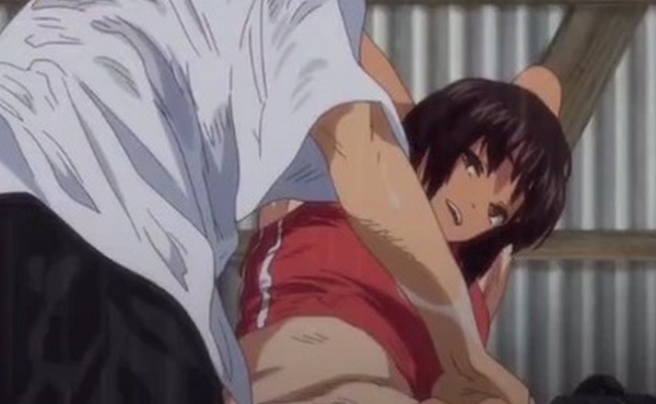 第一集蜗牛田径女子在雨下个不停的远离村庄的公交车站小屋里等着一辆巴士