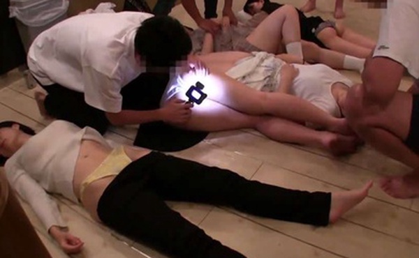 下药迷奸一群美女找个最漂亮的操