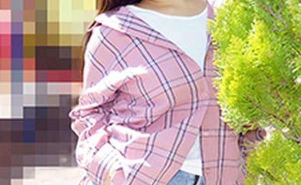 素人戴眼镜 - 一个戴眼镜的大胸女孩跨坐在马桶上，想要一根鸡巴。山口理绪