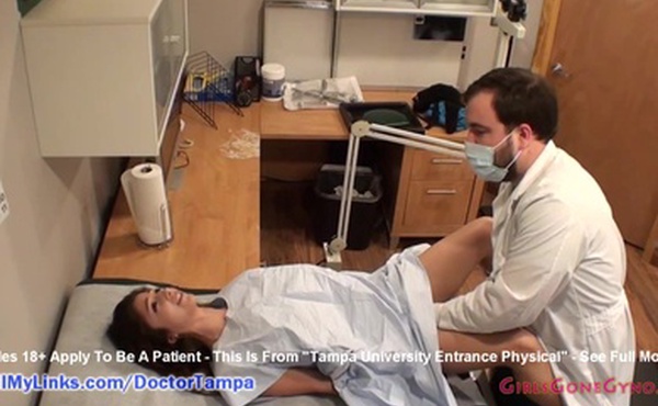 大学新生与坦帕医生的身体检查
