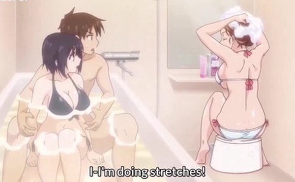 妈妈洗澡的当儿两兄妹在浴缸里玩耍