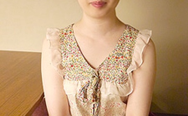 素人AV采访～平时担任营业员的白皙丰臀正妹～市井绫香