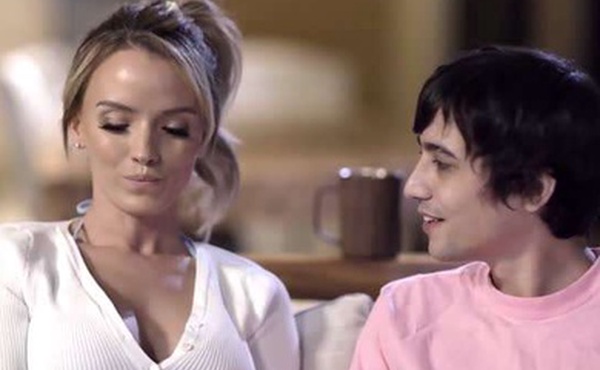 沙发上激战大奶继母