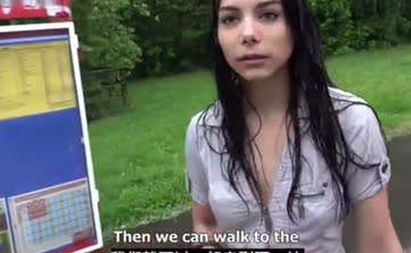 捷克街头系列钞能力搭讪18岁等公交车的少女