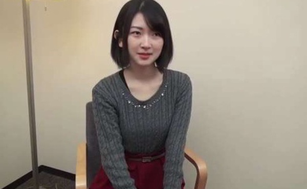 19岁的超级美无敌清纯短发美眉，穴太嫩太紧了，大叔只能插入一小半内射