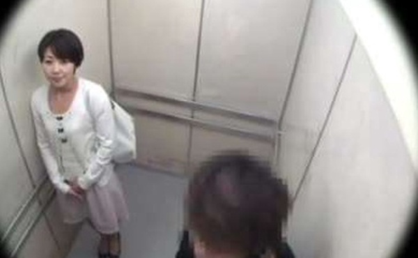 日本电梯强奸妇女啦