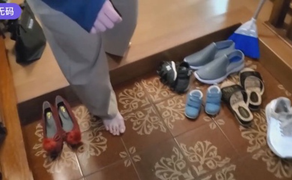 FC2-2956150 自宅訪問【個人】子供を見守る祖の背後で震える声を殺し連続2人に中出し、、、-cd2