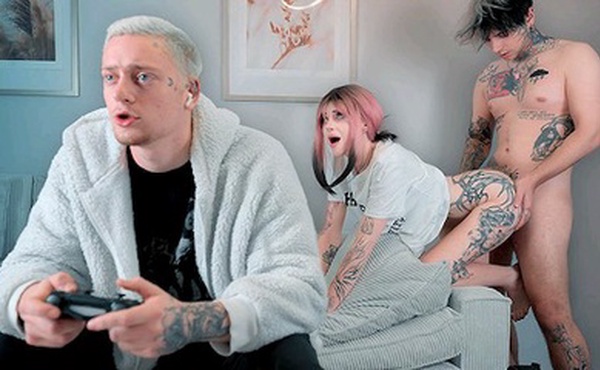 在我朋友的女朋友看不见的时候在他背后操她 - pinkloving