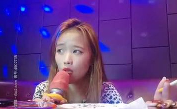 【昵称违规】来到KTV和小哥哥唱歌在他面前自慰哥哥看见我忍不了让我帮他口爆和他啪啪